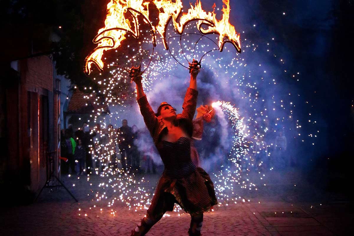 Feuershows, für Quartiere und Events jeder Größe von Les Lionnes Susanne Morgenroth