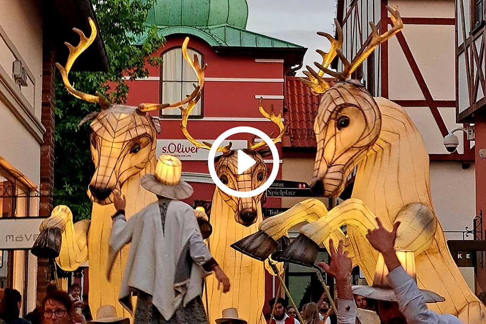 Parade mit Großfiguren von Les Lionnes concept | choreography | realisation, Susanne Morgenroth realisiert